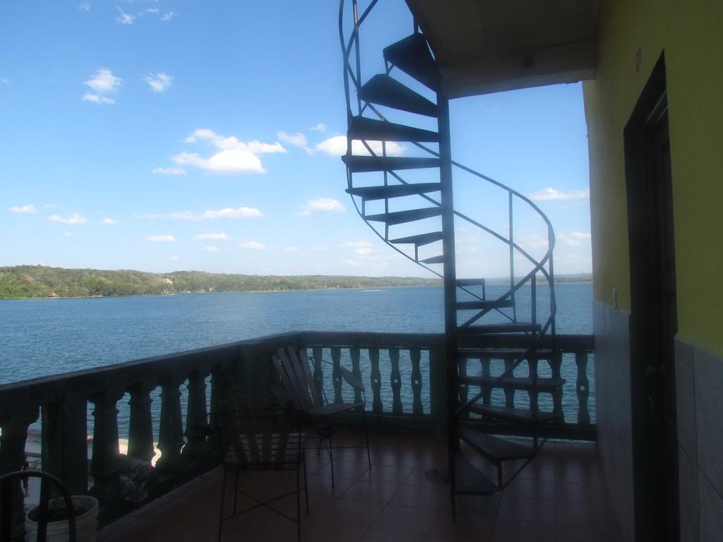 פלורס Hotel Mirador Del Lago מראה חיצוני תמונה
